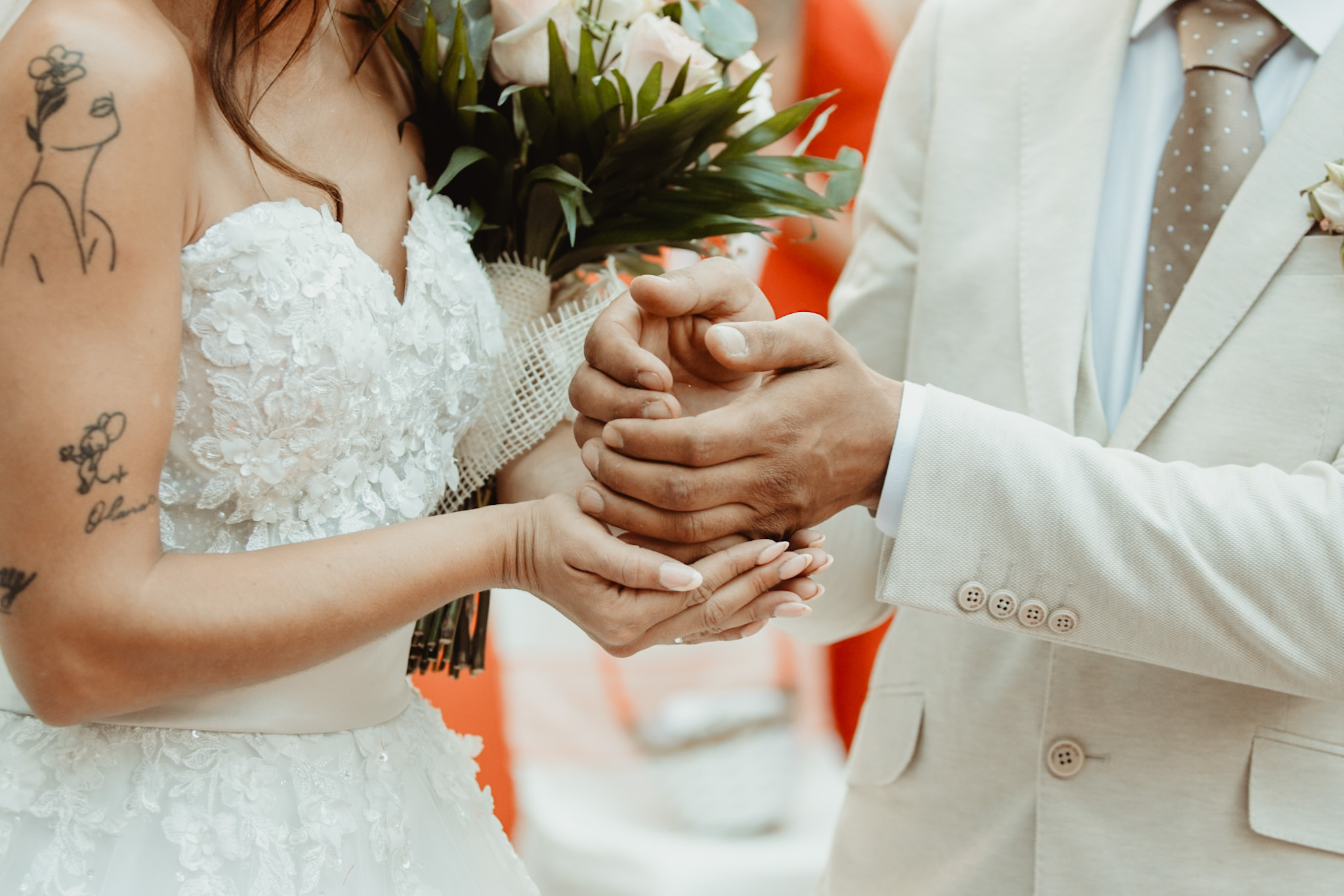 Pareja de novios al atardecer